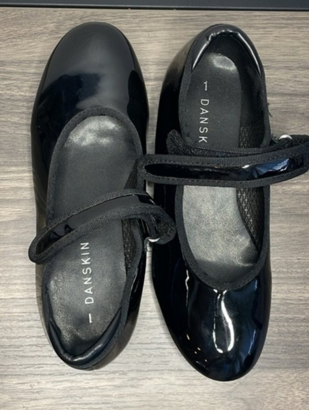 Danskin Girls Tap Shoes, Sz 1 - Picture 2 of 3